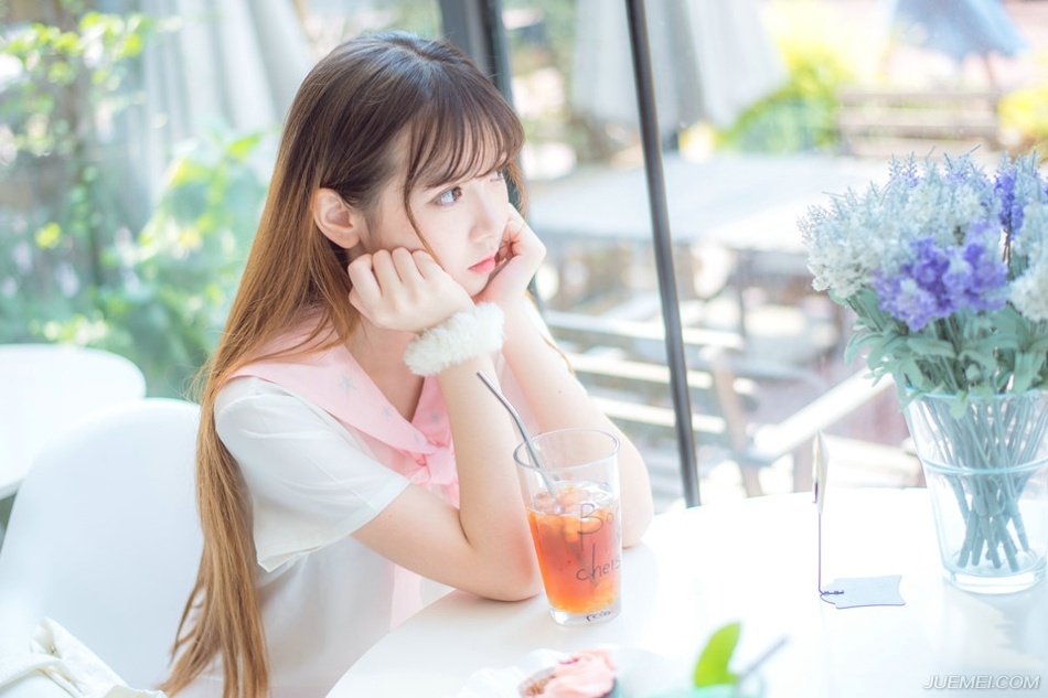 “喏！”小校点点头，神色慌急道：“回将军，泠苞被刘璝说降，如今已经打开城门，庞统、魏延已经带着兵马杀进城来，将军，我们该怎么办？”